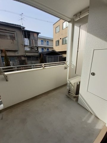 拡大写真:Mode Eight Ⅱ 1階110の広々としたバルコニーです