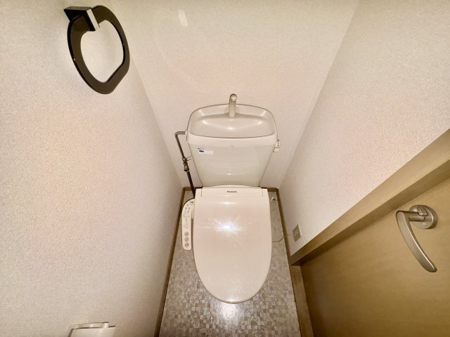 拡大写真:Cafeteria WAKE 2階203の清潔感のあるトイレです