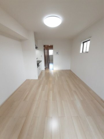 拡大写真:ベッラ ヴィタ 2階201のこちらのリビングで趣味の時間をお楽しみください