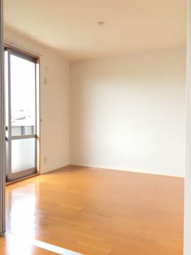 拡大写真：Ｓａｒａｈ　１棟 2階202の居間