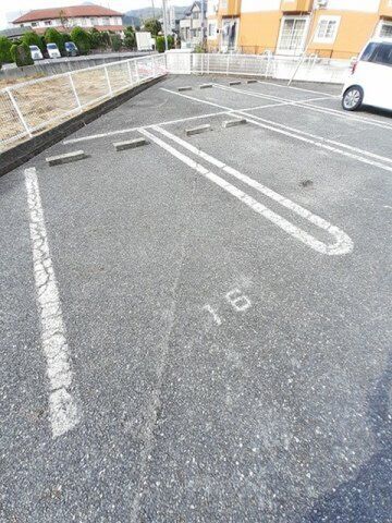 拡大写真:サンシティー臼井C 1階102の駐車スペースもあります