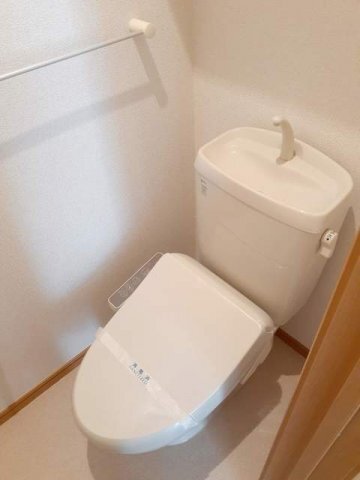 拡大写真：Ｔ’ｓ　ｓｑｕａｒｅ　雅 1階102のシンプルで使いやすいトイレです