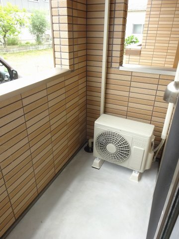 拡大写真:アルカンシエル18 1階102の外からの目が気にならないバルコニーで洗濯物が干せます