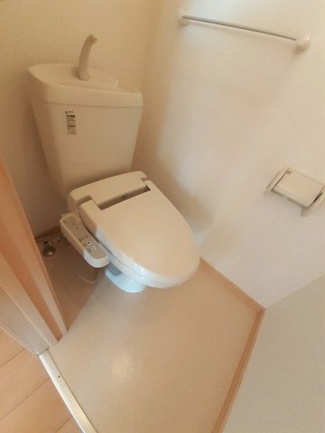 拡大写真:ベルコリーヌ 1階102のトイレです