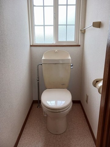 拡大写真:クレストール飛天C 2階201のトイレも気になるポイント