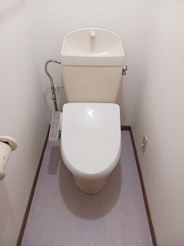 拡大写真:サンシティ臼井 1階101のコンパクトで使いやすいトイレです