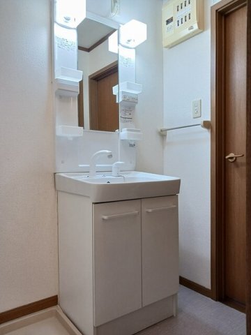 拡大写真:サンシティ臼井 1階101のコンパクトで使いやすい洗面所