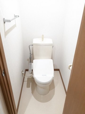 拡大写真:サンシティー臼井C 1階102のコンパクトで使いやすいトイレです
