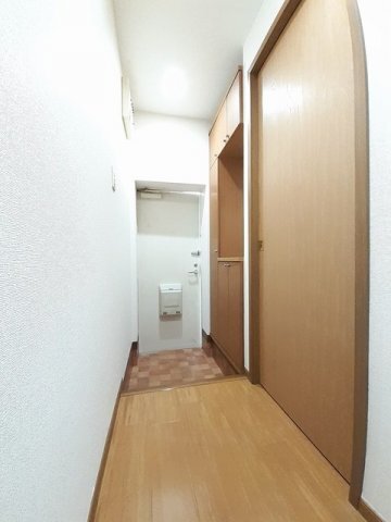 拡大写真:サンシティー臼井C 1階102の明るい玄関です
