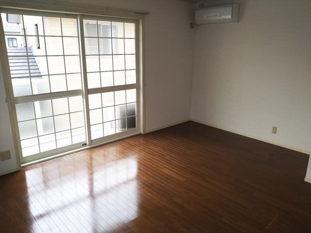 拡大写真：ラヴィアンローズ 1階Cの居間
