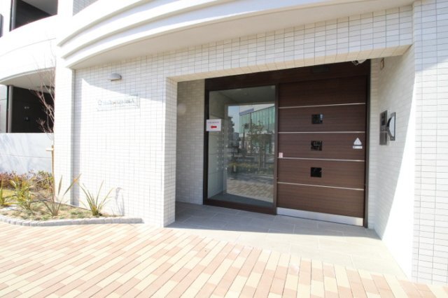 拡大写真：Ｓｈａｌｌｏｗ　Ｇａｒｄｅｎ　B棟 2階201のエントランス