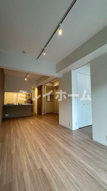 拡大写真：ZOOM蒲田イースト 4階404の居間