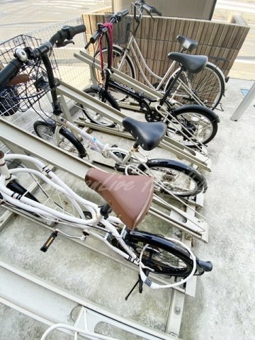 拡大写真:藤沢市大鋸2丁目 1階103の整備されたラック付き駐輪場♪