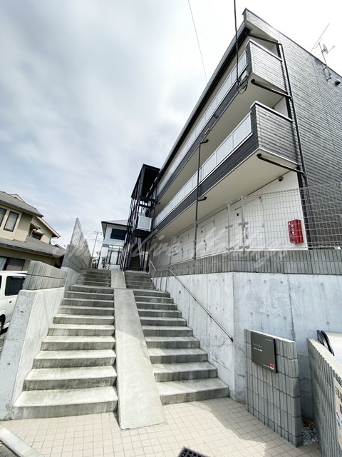 拡大写真:藤沢市本町3丁目 3階305の清潔感のあるエントランスです♪