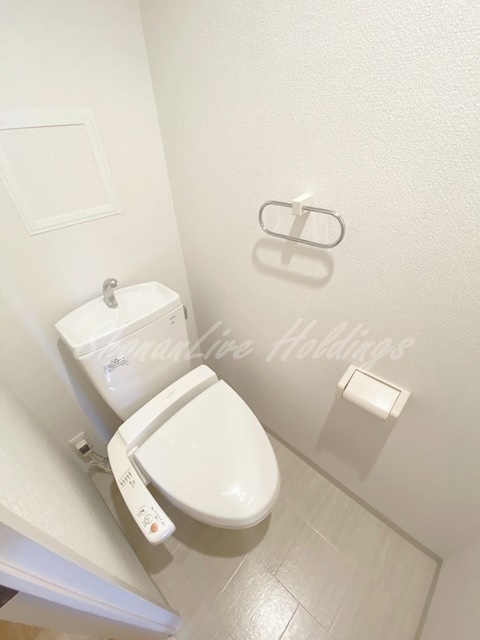 拡大写真:平塚市明石町 3階301の清潔感のあるトイレです
