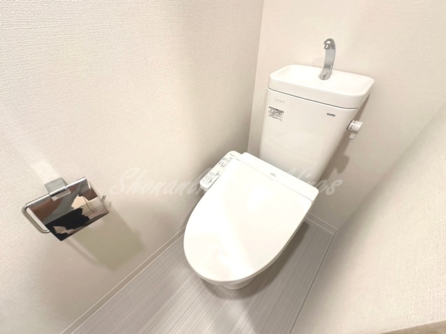 拡大写真:レジデンス湘南平塚 8階804の清潔感のあるトイレです