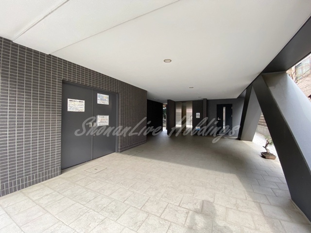 拡大写真：シャ　ミニオン 5階501の重厚で防犯性の高いエントランス♪