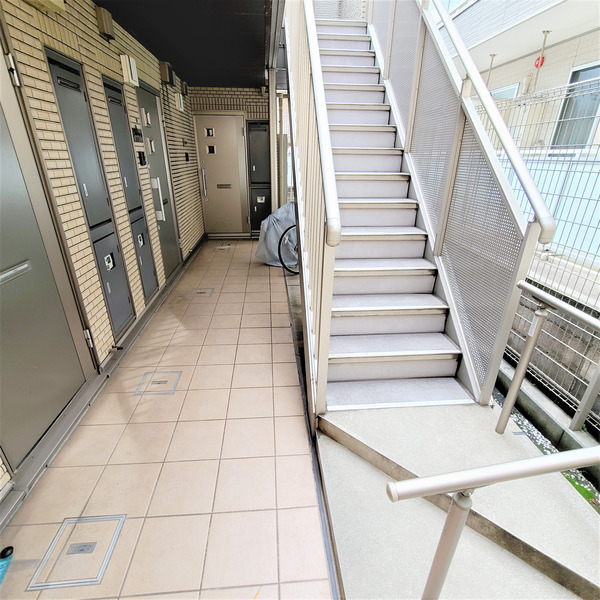 拡大写真:コンフォート生麦 2階202の綺麗な共用部分♪