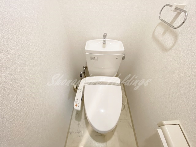 拡大写真:レイシャント鵠沼 1階101の清潔感のあるトイレです