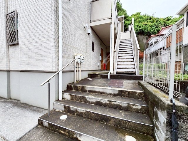 拡大写真:メゾン大岡B 2階201の落ち着いたエントランス♪