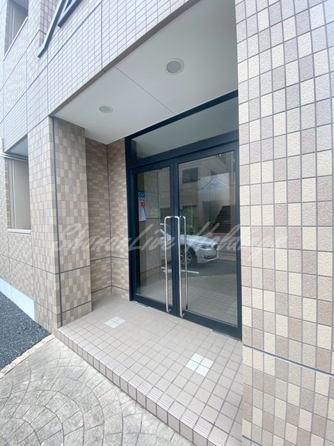 拡大写真:フラワリーヒル 3階303の綺麗なエントランス♪