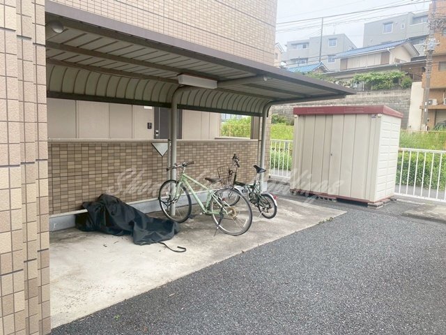 拡大写真:フラワリーヒル 3階303の敷地内駐輪場♪
