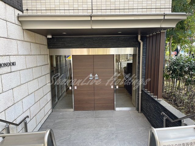 拡大写真:横浜市中区赤門町1丁目 4階404のオートロック付きのエントランス