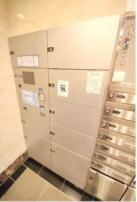 拡大写真:横浜市神奈川区松見町4丁目 4階403の不在時にも便利な宅配ボックス