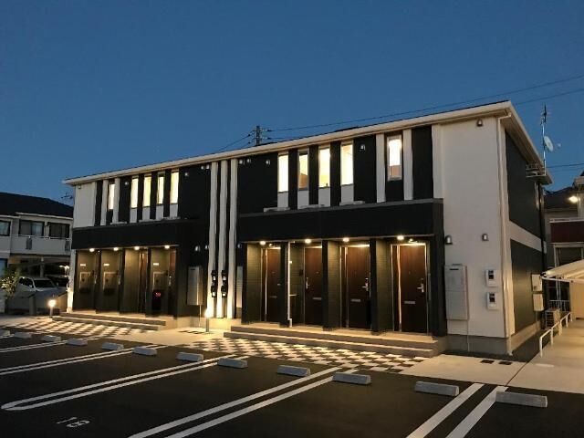 拡大写真：オーガスタ　I 1階105の外観写真（夜）