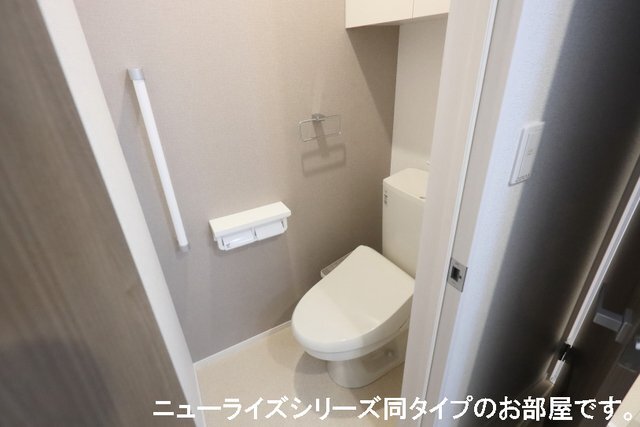 拡大写真:ソレイユ リック 1階106の落ち着いた色調のトイレです