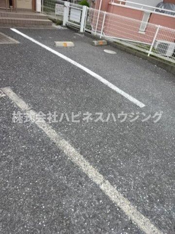 拡大写真：カーザ・ジラソーレ 2階201の車をお持ちの方に嬉しい駐車場付きの物件です