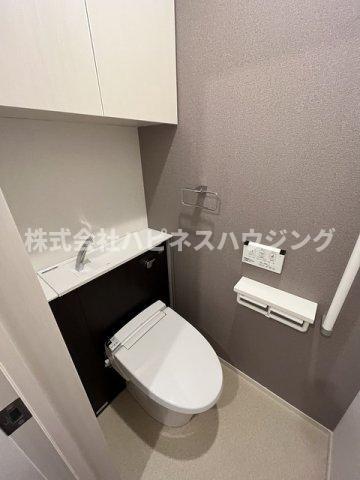 拡大写真:カーラ・シャンティⅡ 2階201のゆったりとした空間のトイレです