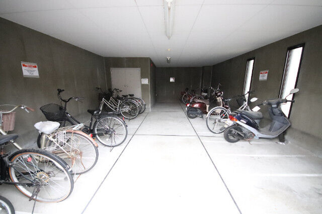 拡大写真:尼崎市富松町1丁目 4階402の敷地内・建物