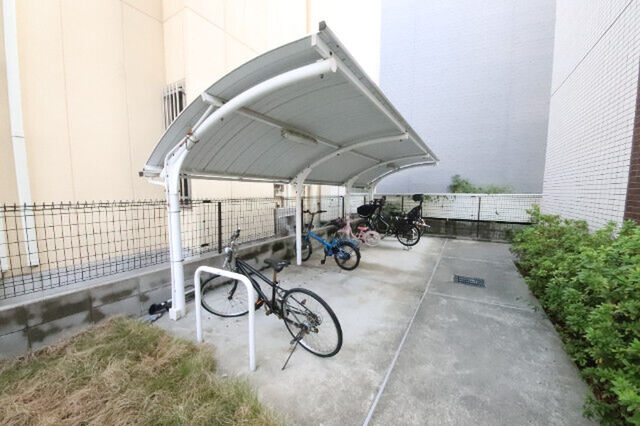 拡大写真:尼崎市金楽寺町2丁目 3階302の敷地内・建物