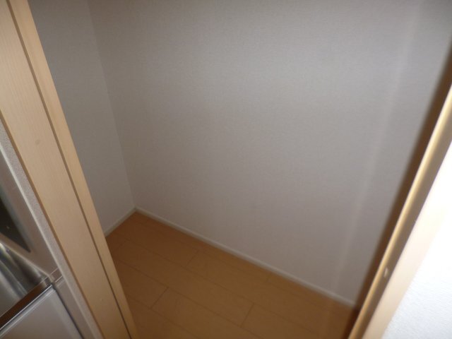 拡大写真:グラシアス 1階105のパントリー(キッチン収納)