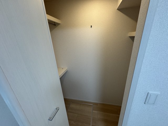 拡大写真:ルミナス 八街 1階103のウォークインクローゼット(同型タイプ)