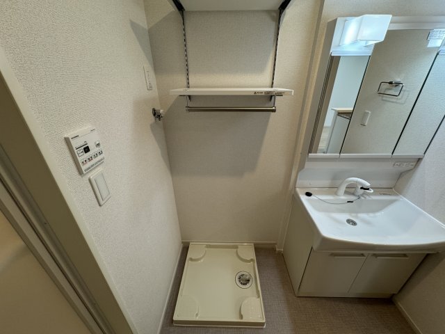 拡大写真:ルミナス 八街 1階103の室内洗濯機置場(同型タイプ)