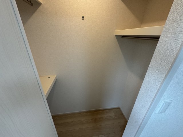 拡大写真:ルミナス 八街 2階201のウォークインクローゼット(洋室6.1帖)(同型タイプ)
