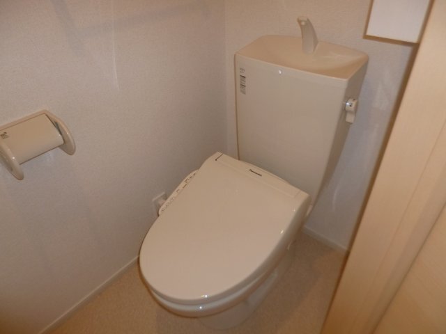 拡大写真:取香牧B 2階205のシャワー付き暖房便座