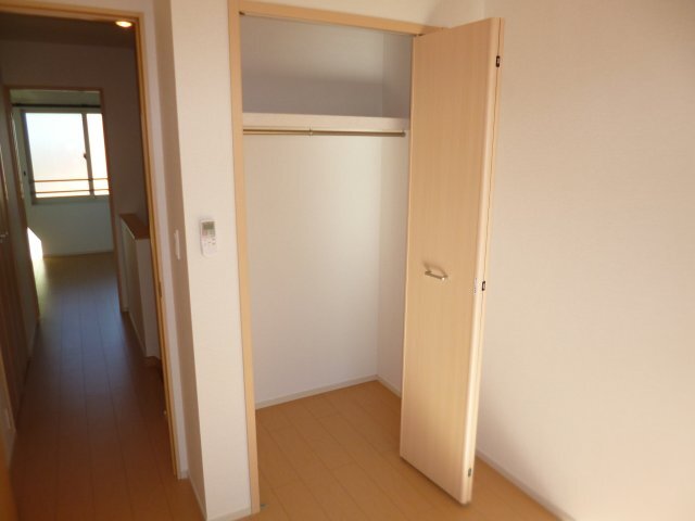 拡大写真:取香牧B 2階205のクローゼット(洋室6.4帖)