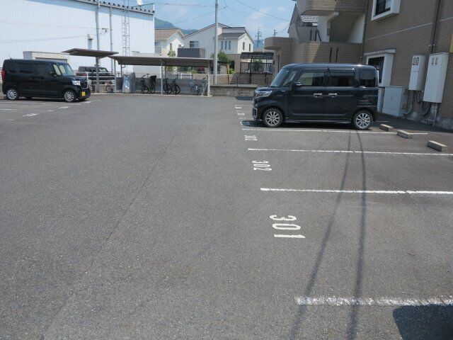 拡大写真:津山市東一宮 3階302の駐車場