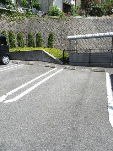 拡大写真:アップヒルズ 1階105の駐車場