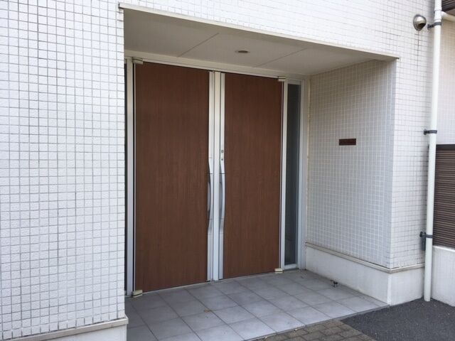 拡大写真：ラ・カーサハラオジマ 3階301のエントランス