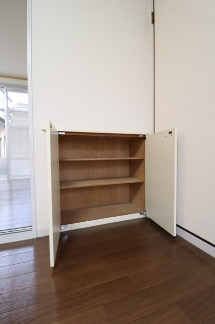 拡大写真：プレジールフダバ 1階102の玄関