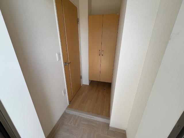 拡大写真:Emeraude Chateau 1階103の玄関