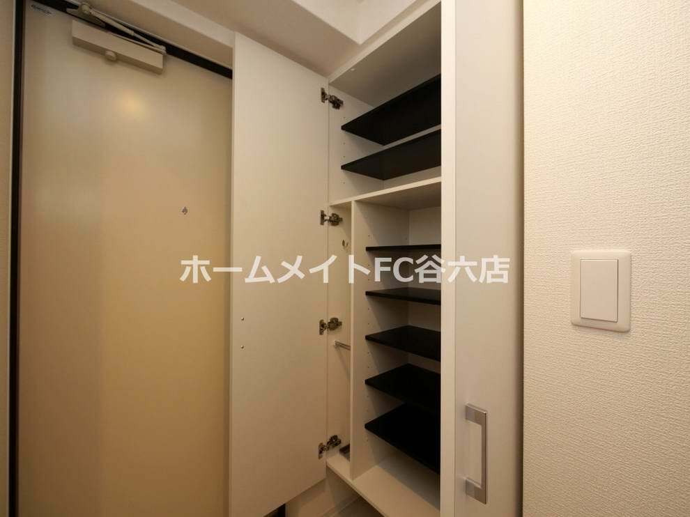 拡大写真:コンフォリア・リヴ淡路町一丁目 2階204の玄関