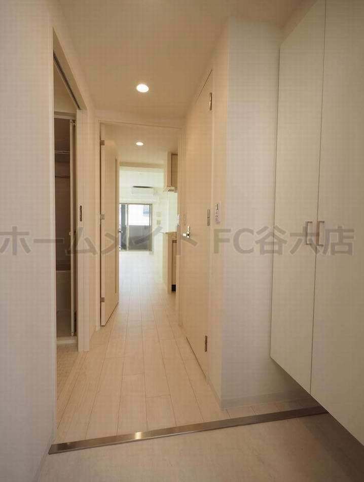 拡大写真:La Douceur梅田West 8階801の玄関