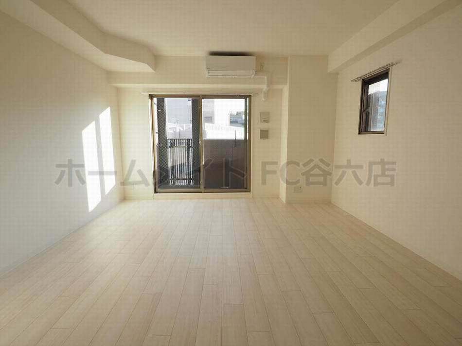 拡大写真:La Douceur梅田West 8階801の居間