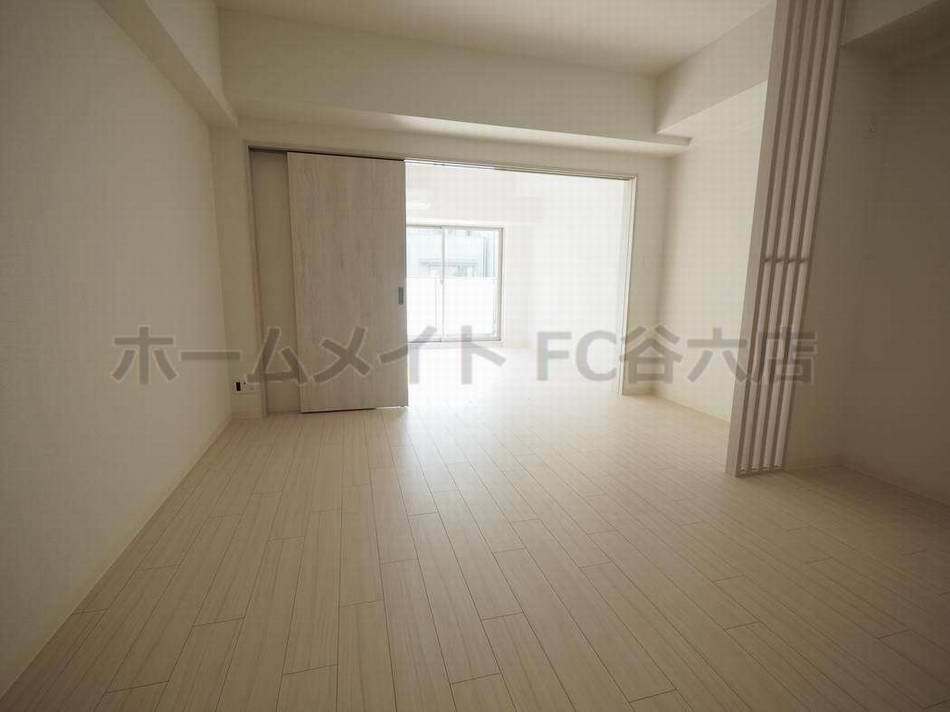 拡大写真:フォーリアライズ本町レクス 7階702の居間