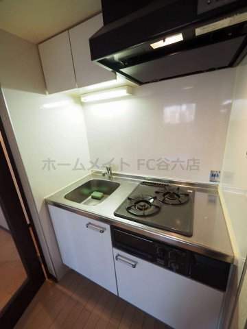 拡大写真:ZEUS難波CUBE 8階801のキッチン